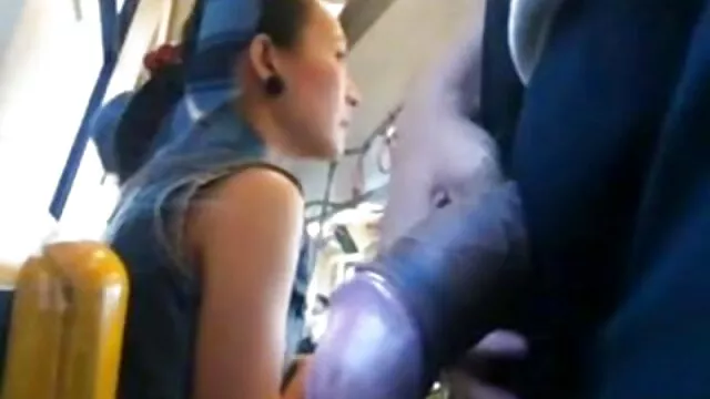 アマチュア貧乳ブロンドは、外側に膣をこすり 女の子 の エッチ な 動画